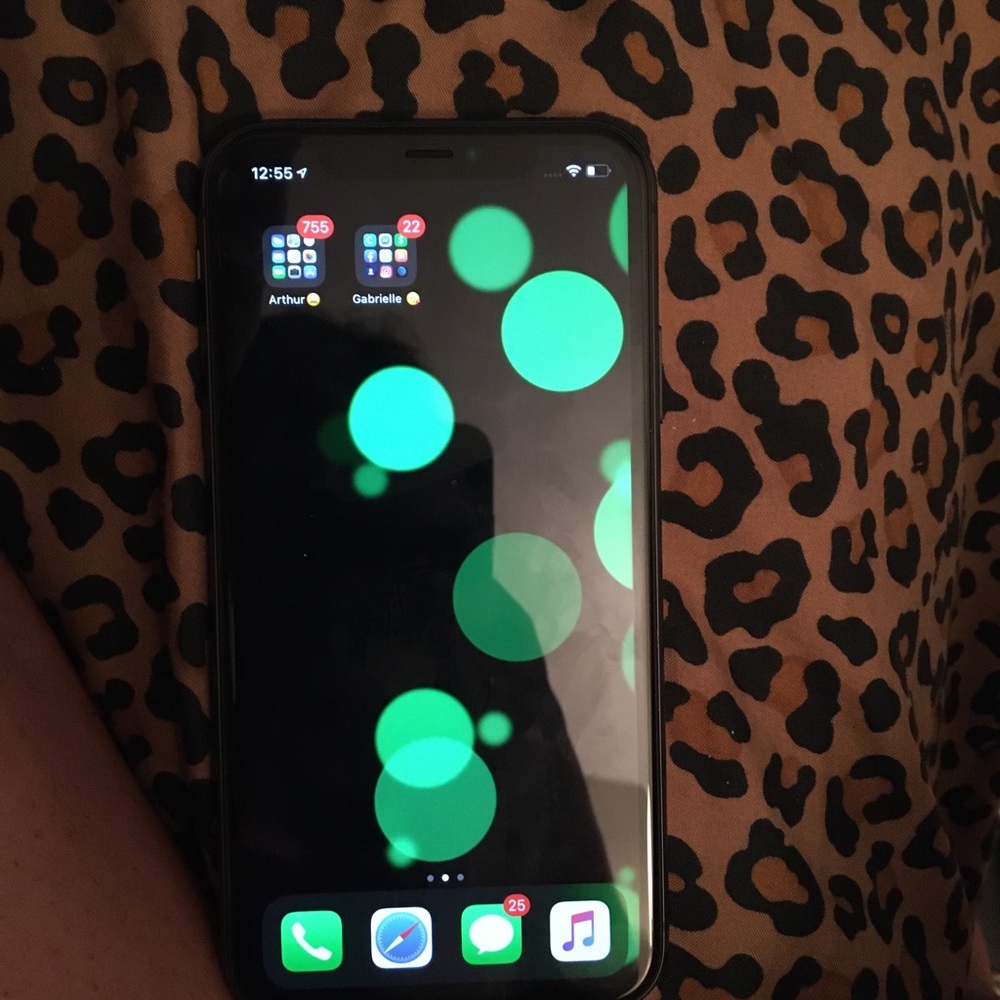 Hey I’m selling an black iPhone 11 yes it’s unlock - Picture 4 of 4